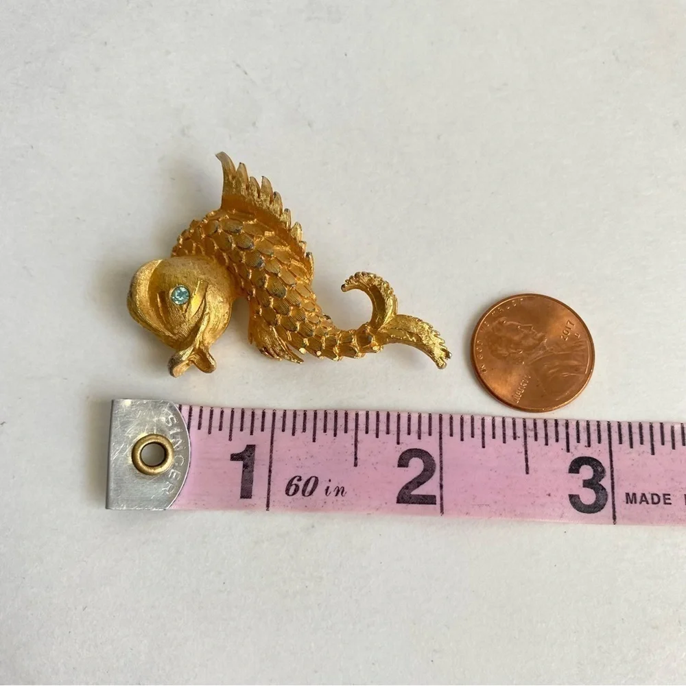 Vintage 50s Fish Brooch Mythological Sea Creature Seahorse Dolphin Gold Pin - Picture 7 of 8